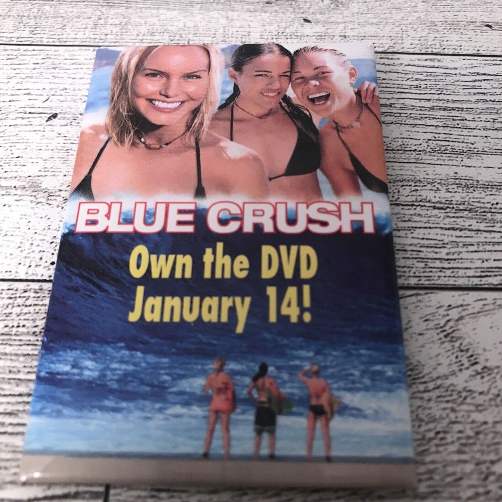 Vintage 2002 Universal Blue Crush Button pin pinback collectable‎ Souvenir Promo